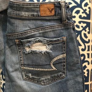 American Eagle tomgirl destroyed jeans.